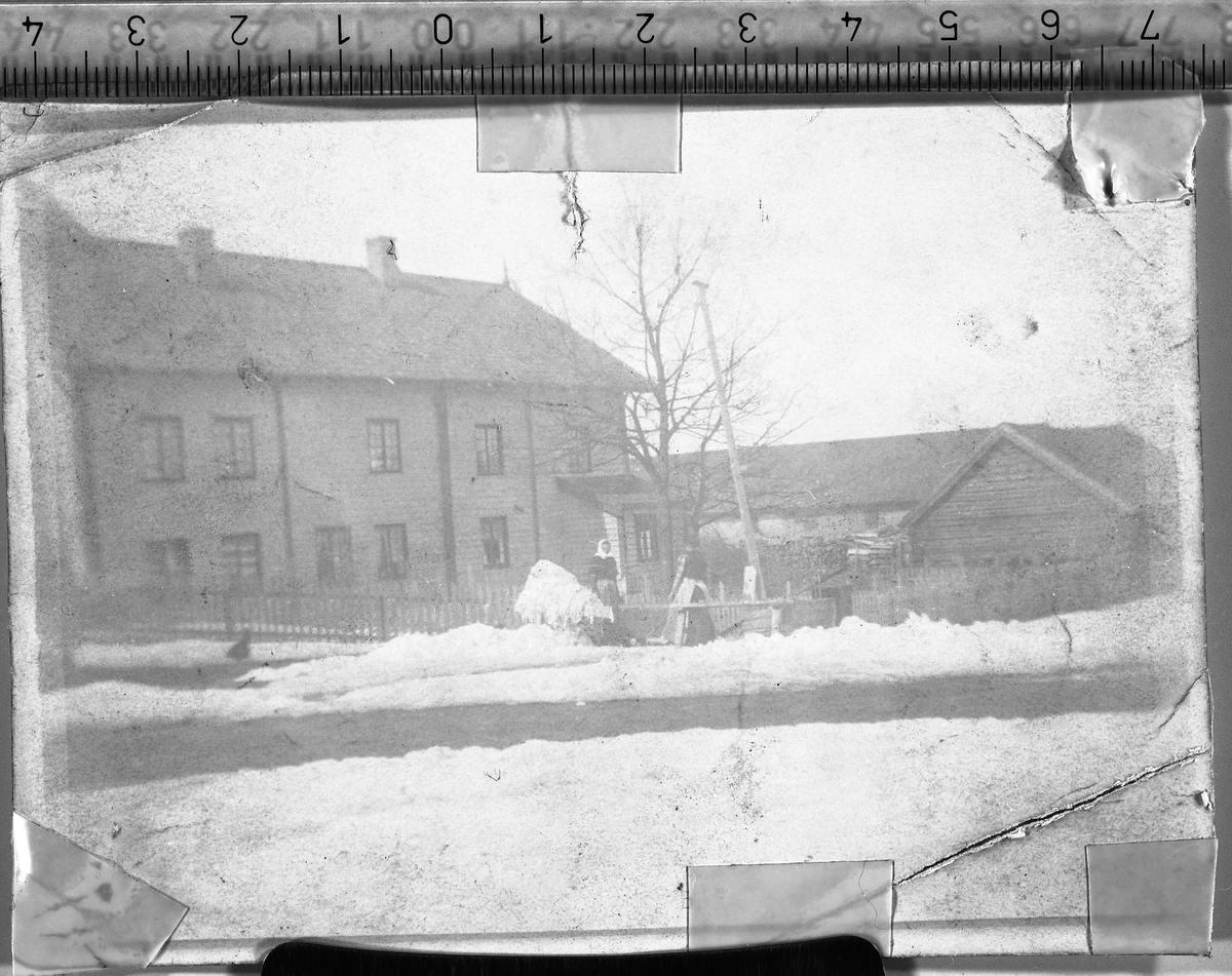 Klesvask på gårdsplassen på Hammerstad søndre i Totenvika på vårparten rundt 1908-10. Sju dentiske bilder, men med litt ulikt lys fra reprooperasjonen. Helene Hermanrud (f.1862) og Marie Håkonsen fra Feiring står ute på gårdsplassen ved vannposten og skyller klærne. Vasken hade foregått inne i størhuset. Helene og Marie hjalp Mina Årsby med klesvasken gjerne 3-4 ganger i året, til jul, til  påske, og gjerne et par ganger på sommeren. Når det var is på Mjøsa skyllet de gjerne klærne i mjøsa.