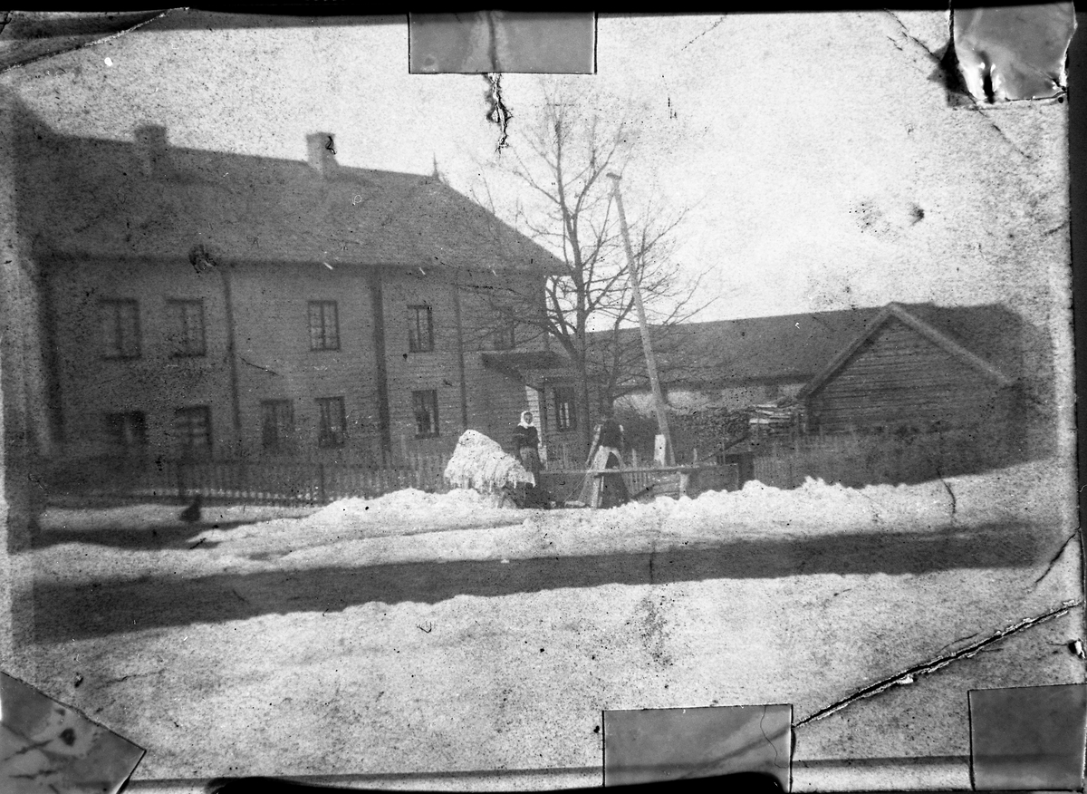 Klesvask på gårdsplassen på Hammerstad søndre i Totenvika på vårparten rundt 1908-10. Sju dentiske bilder, men med litt ulikt lys fra reprooperasjonen. Helene Hermanrud (f.1862) og Marie Håkonsen fra Feiring står ute på gårdsplassen ved vannposten og skyller klærne. Vasken hade foregått inne i størhuset. Helene og Marie hjalp Mina Årsby med klesvasken gjerne 3-4 ganger i året, til jul, til  påske, og gjerne et par ganger på sommeren. Når det var is på Mjøsa skyllet de gjerne klærne i mjøsa.