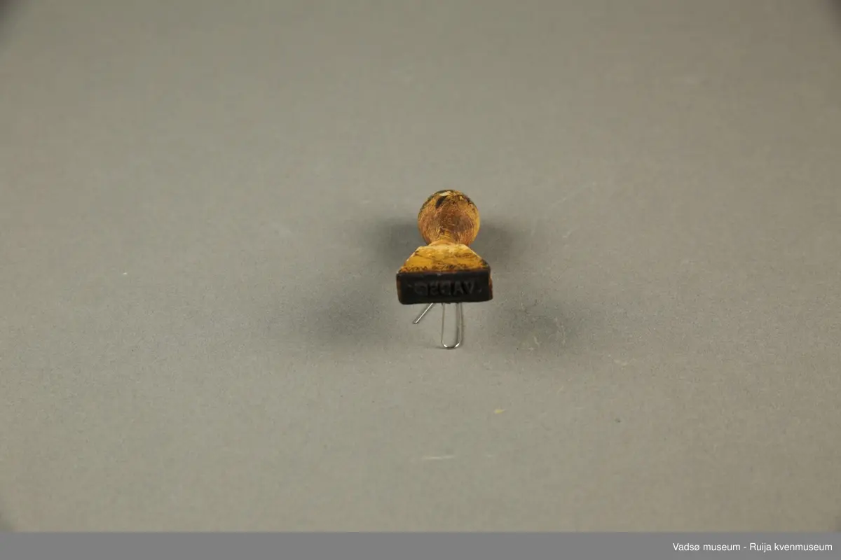 Stempel i treverk.