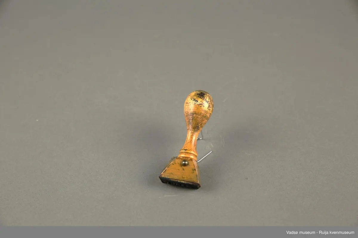 Stempel i treverk.