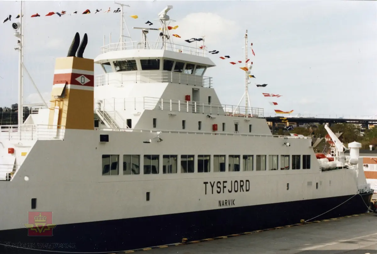 Bilferga M/F Tysfjord - Narvik. 
Bilde 2) Skipper Tysfjord Roald Jakobsen og Skipper Hamarøy Arne Johansen og flere ukjente personer på bildet. 
Bildet er tatt i forbindelse med dåpen av de to søsterfergene "Tysfjord" og "Hamarøy". Dåpen fant sted i Narvik havn fredag 28.05.1993.
Skipper for Tysfjord, Roald Jakobsen og Skipper for Hamarøy, Arne Johansen.