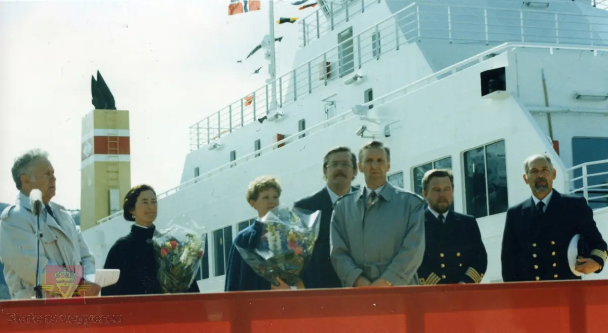 Bilferga M/F Tysfjord - Narvik. 
Bilde 2) Skipper Tysfjord Roald Jakobsen og Skipper Hamarøy Arne Johansen og flere ukjente personer på bildet. 
Bildet er tatt i forbindelse med dåpen av de to søsterfergene "Tysfjord" og "Hamarøy". Dåpen fant sted i Narvik havn fredag 28.05.1993.
Skipper for Tysfjord, Roald Jakobsen og Skipper for Hamarøy, Arne Johansen.