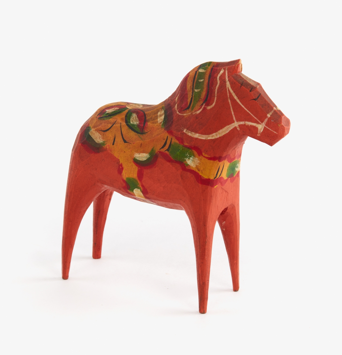 Ingår i samling bestående av 146 trähästar som har samlats av Tomas och Margot Holst och visats i deras Dalahästmuseum i Dala-Järna.