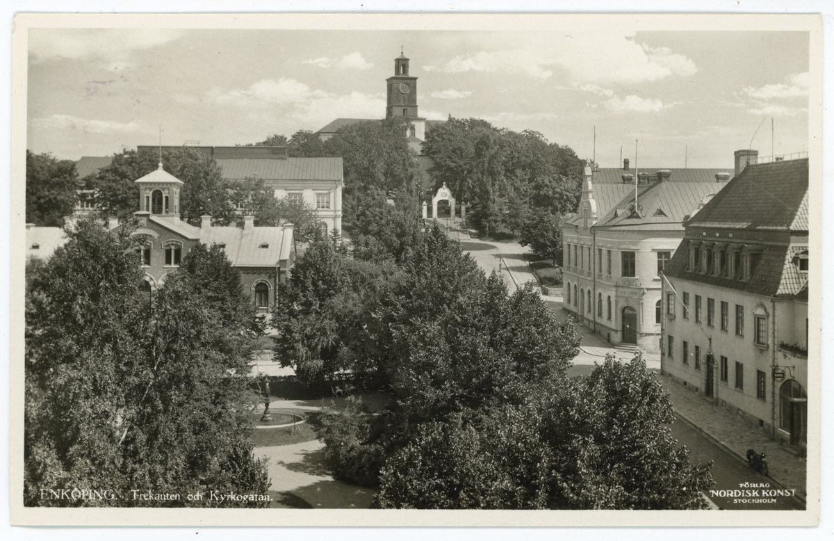 Vykort med motiv av Kyrkogatan, Enköping, och omgivningarna kring Kyrkogatan.