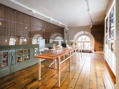 Judiska huvudsaker – form, fashion & hantverk