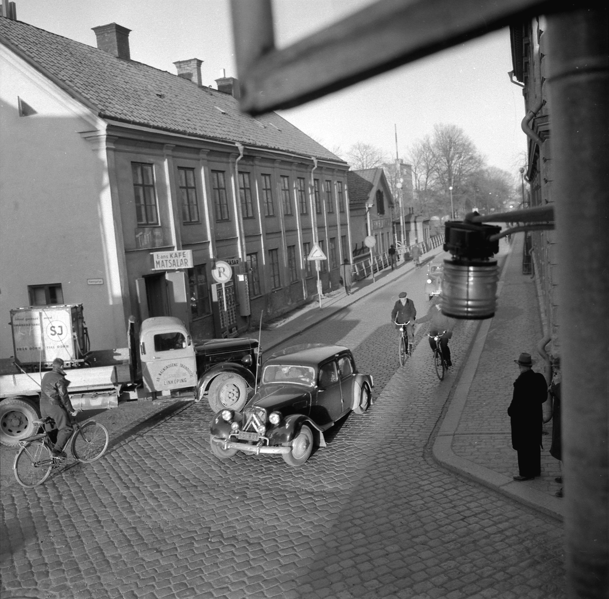 Serie bilder från en särskilt stökig gatukorsning i Linköping. Fotoåret 1955 fungerade ännu Storgatan som del av riksväg 1 genom staden. Invid Stångebro och Storgatans skärning med Hamngatan var trafiksituationen stundom synnerligen vansklig.