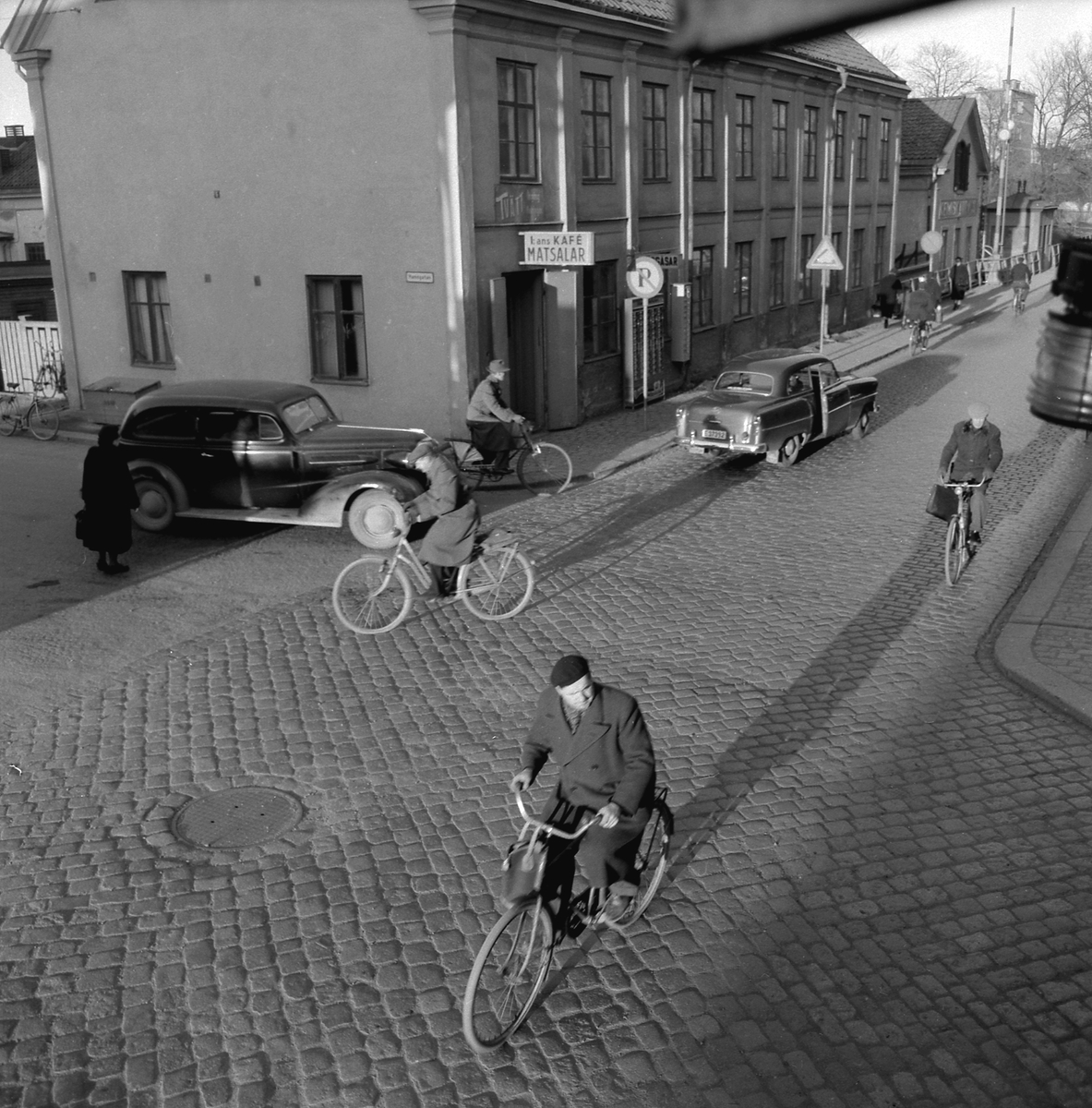 Serie bilder från en särskilt stökig gatukorsning i Linköping. Fotoåret 1955 fungerade ännu Storgatan som del av riksväg 1 genom staden. Invid Stångebro och Storgatans skärning med Hamngatan var trafiksituationen stundom synnerligen vansklig.
