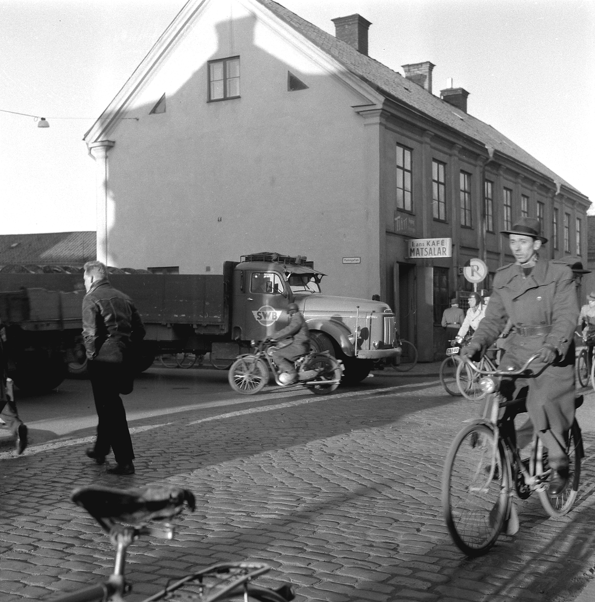 Serie bilder från en särskilt stökig gatukorsning i Linköping. Fotoåret 1955 fungerade ännu Storgatan som del av riksväg 1 genom staden. Invid Stångebro och Storgatans skärning med Hamngatan var trafiksituationen stundom synnerligen vansklig.