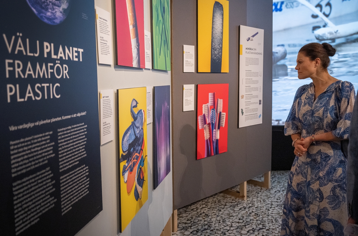 Kronprinsessan Victoria besöker Sjöhistoriska museet för att titta på utställningen "Planet or plastic".
