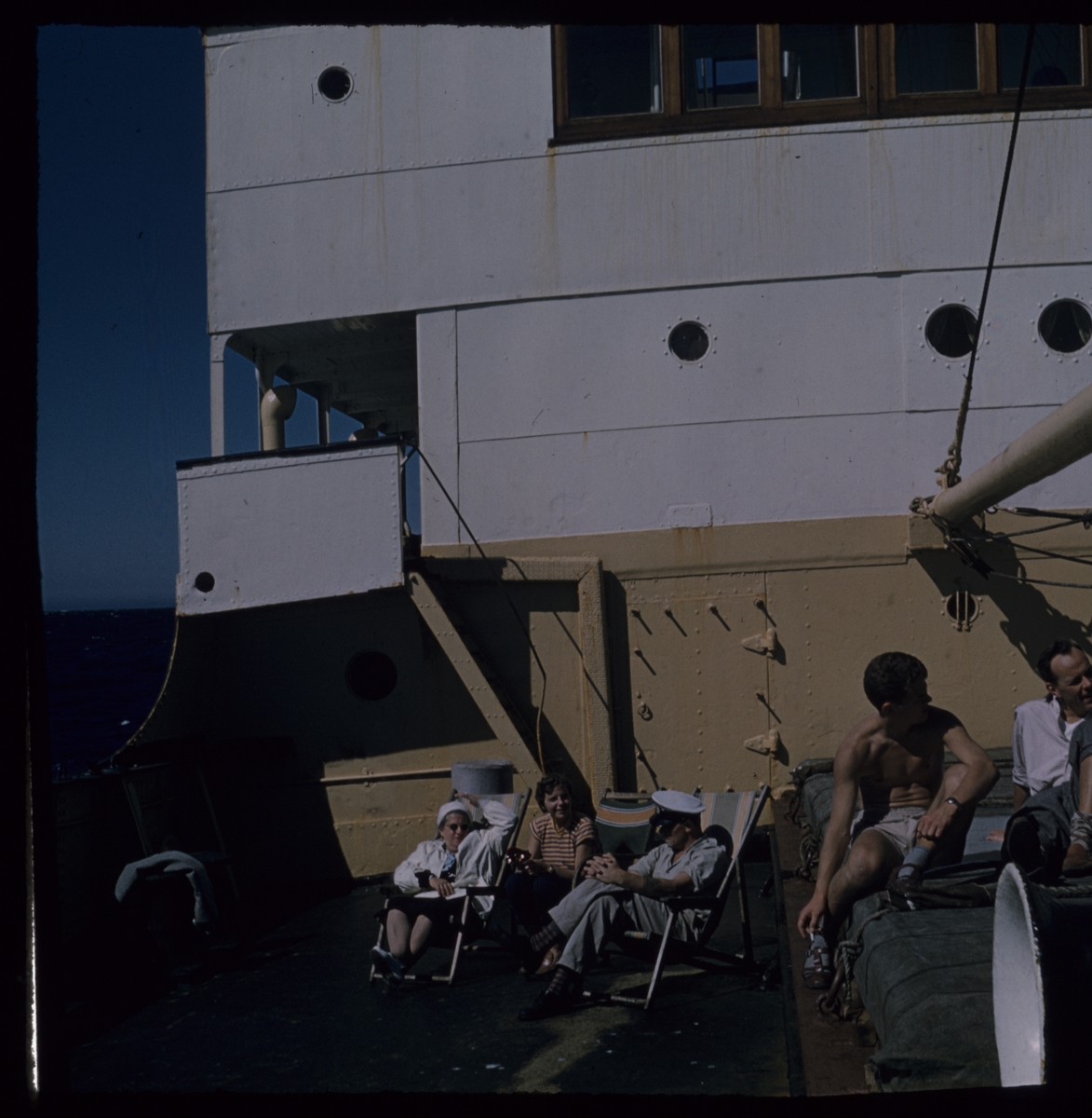 kvinner og menn på dekk. oto fra Nils Gunnar Asman Erikson sin samling. Han jobbet som lastesjef på Hotellneset fra 1955 til 1956.