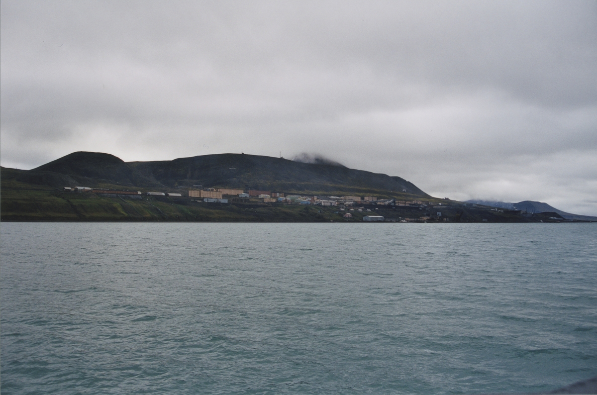 Barentsburg sett fra sjøen.