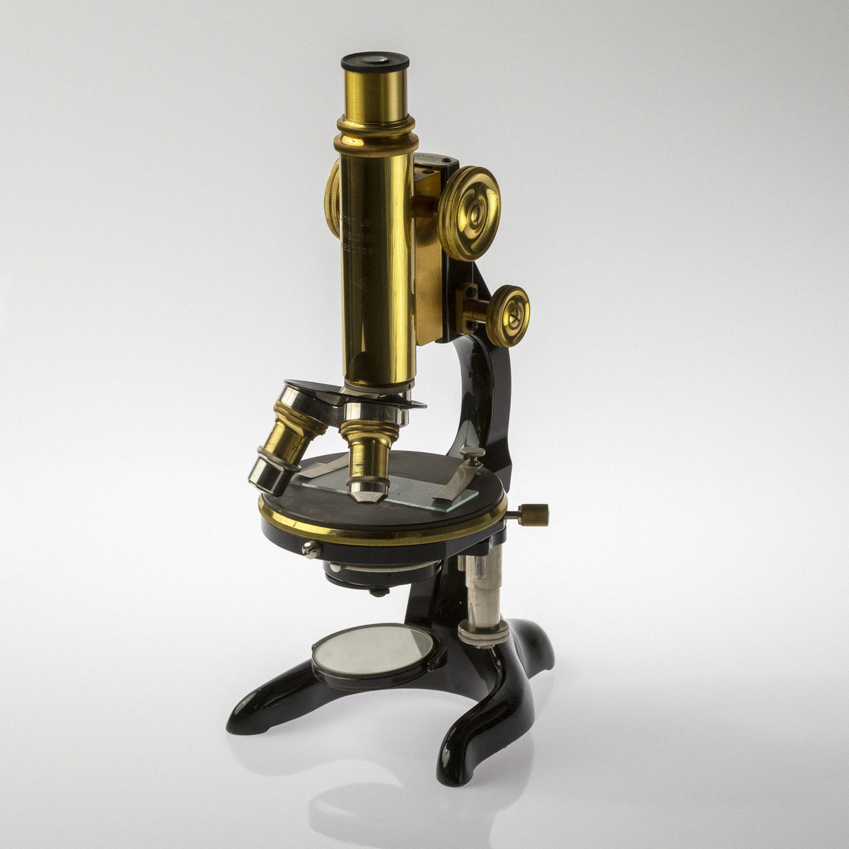 This microscope from the 1920s has multiple objectives on a rotating holder. It made it possible to quickly switch between different magnification levels. With replaceable optics and eyepieces and with a strong light source, the microscopist could study the specimen closely. At the same time, an innovation in microscopy is knocking on the door: the electron microscope. With the help of electron lenses, it became possible to study molecules and atoms.

