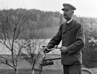 Emil Durling (1858-1933) var verksam som fotograf i Sankt Anna socken i Östergötland.