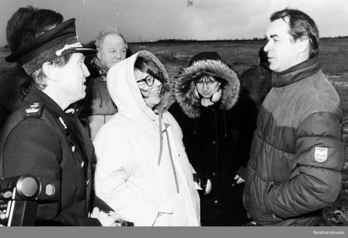 Politimester Per Sefland, fylkesmann Alv Jacob Fostervoll, justisminister Kari Gjesteby (Ap)  , ordfører Smøla Iver Nordseth (V) . Foto etter nyttårsorkanen 1. januar 1992. Per Sefland, Kari Gjesteby og Iver Nordseth. 


Et notat 10 år etter: ORKANEN TI ÅR ETTER

Mange har i løpet av romjula diskutert det vi opplevde på denne tida av året for ti år siden, med det verste uvær i manns minne. 35 000 mennesker på Nordmøre var uten strøm i fem og et halvt døgn, og vindstyrken var 100 knop i tre døgn. Som informasjonsleder i Kristiansund kommune ble jeg involvert i det meste som skjedde under nyttårsorkanen, og jeg noterte den gang noen sosiologiske refleksjoner som det nå kanskje har interesse å ta fram igjen. Har vi lært noe, står vi annerledes rustet nå enn i 1992 ? Jeg er ikke i stand til å gi svaret, men vil peke på enkelte sentrale forbedringspunkter.

Nettverkene fungerte

Noe av det mest gledelige var at det uformelle sosiale kontaktnettet mellom folk fungerte bra, der det fantes fra før - mellom familie, venner, naboer og kolleger. Folk var trygge på hverandre, selv om naturen slo seg vrang, og nettverkene var preget av oversiktlighet og gjensidighet. Man kunne motta hjelp uten å miste selvfølelse eller "sosial oversikt". Nabonettverk kunne nok bli satt på prøve når de over gata fikk strøm til oppvarming og klesvask, men samtidig koplet inn all julepynten.

Helst ikke offentlig hjelp

Selv om hjemmetjenesten avdekket flere tilfeller av nye bistandstrengende og kommunen utførte sju tusen hjelpeoppdrag i løpet av fem døgn, ville folk flest helst ikke ha offentlig eller "upersonlig privat" hjelp, utover formelle besøk på døra (med batterier, kaffe, lys, ved etc.). Røde Kors, Lions Club, Sivilforsvaret og Heimevernet gjorde som kjent en stor innsats. Mange ville heller fryse og se situasjonen an, enn å bli definert som sosialt trengende, når de ikke kunne gi gjenytelser. Situasjonen ble mer uoversiktlig og fremmed ettersom antall strømløse døgn økte. Varmestuer og billige hotellrom ble lite brukt, unntatt av folk som allerede før orkanen var vant til å ta imot slike tjenester, og stod mentalt forberedt, som følge av sykdom, alderdom eller materiell nød.

Folkevett

Nødvendige beslutninger, både i privat og offentlig sektor, ble tatt i produksjonslinjenes ytterste ledd, uten å vente på sjefsbeslutninger. Uformelle fullmakter grodde fram. Enkeltpersoner tok ansvar, de tok tak i situasjonen, og det var ikke formelle planers fortjeneste at ting gikk såvidt bra, oppsummerte ordføreren. Manuelle rutiner fikk sin renessanse: pengetelling, brevsortering og bekkenvasking måtte gjøres på gammelmåten og utrangert teknologi (traktordrevet telefonsentral) ble tatt fram der det var mulig. Samtidig oppstod hamstring av hermetikk og melk og svartebørsmarked på batterier og ved.

Demokrati ?

Men hvor ble det av de folkevalgte ? Krisen ble løst med påfallende svak politisk deltakelse. Formannskapet hadde ingen rolle, selv om situasjonen tidlig ble vurdert til å være "langvarig". Alle beslutninger ble tatt administrativt, selvsagt med ordføreren aktivt til stede. Kulturforskjeller mellom politi, kommune og kraftleverandør kom tydelig fram, og dette var partene uforberedt på. Kommuneledelsen har bare observatørstatus i statlig lokal redningssentral. 

Utrykningspolitiet var raskt ute i media med å anbefale folk å forlate byen, mens Nordmøre Politikammer betalte nærradioens ekstrautgifter med å holde serviceradioen i gang hele uka, med tre skift á fem medarbeidere døgnet rundt. Riksmedia skjønte alt for seint omfanget av katastrofen, i motsetning til dekningen av brannen på Innlandet nå i november ti år etter: I 1992 sendte faktisk amerikanske CNN TV-innslag fra Kristiansund før Dagsrevyen tok saken. NRK nektet først å oppfordre publikum om å lytte til nærradioen. Dette ble innklaget til Kringkastingsrådet. Seinere ble samarbeidet meget godt.

Kommuneinfo

Kristiansund kommunes opplysningstjeneste var på dette tidspunktet bare to måneder gammel, og ble straks oppgradert til heldøgnsberedskap med en bemanning på to - tre i fire timers skift utenom ordinær åpningstid. Pågangen fra publikum og riksmedia var meget stor, og det var alt for få linjer på sentralbordet. Informasjonsflyten inn til svartjenesten var for treg, både fra kommunale etater og andre aktører (sykehuset, NEAS, politiet). Folk spurte mest om ved, el-forsyning, renovasjon, klesvask, åpningstider for matbutikker og skoler, buss- og sundbåtruter, oppryddingshjelp og husrom. Mange hadde et generelt behov for noen å snakke med. Hjemmetjenesten, brannvakta og sosialkontoret hadde egne svartjenester.  De øvrige nordmørskommunene lot til å gi opp i utgangspunktet, slik at mange henvendelser fra innbyggere i andre kommuner havnet på Rådhuset i Kristiansund, der de ansatte måtte improvisere troverdige svar.
 
Enhver katastrofe er unik og alle detaljer i håndteringen kan selvsagt ikke planlegges. Men det er alltid nyttig å evaluere slike hendelser i ettertid. Mye ble sagt og skrevet i 1992, og en god del tiltak er også iverksatt (utplassering av aggregater etc.), men har vi som samfunn tatt tilstrekkelig lærdom av orkanen ?  


Odd W. Williamsen

 Bildet er fra avisa Tidens Krav sitt arkiv i tidsrommet 1970-1994.