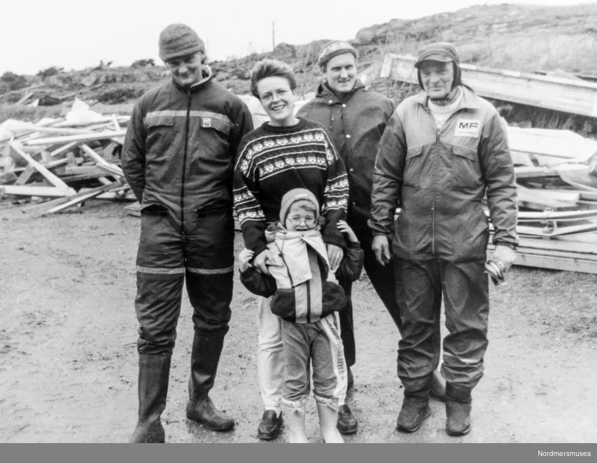 Foto etter nyttårsorkanen 1. januar 1992. Oppryddingsarbeid. Her ser vi fra venstre: Trond Skogen og Reidar Våg fra Rogaland, sammen med Kari Solheim og Ivar Solheim på gården hos Ola Soleim. Fra Tidens Krav av 15. januar 1992. Bildet er fra avisa Tidens Krav sitt arkiv i tidsrommet 1970-1994.