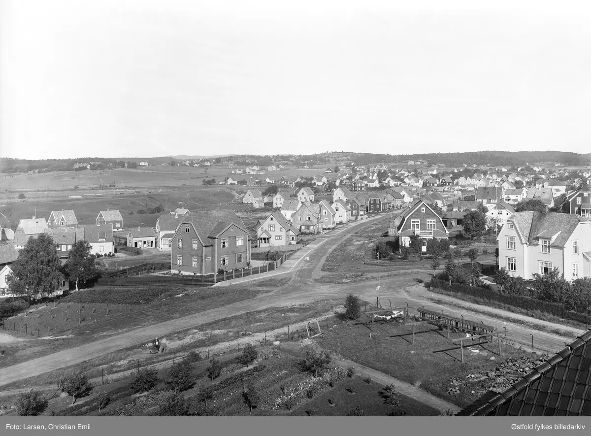 Gateparti i Sarpsborg med enboliger,  kjøkkenhage, noen arbeider i hagen, klestørk. Fotografert fra høy bygning.