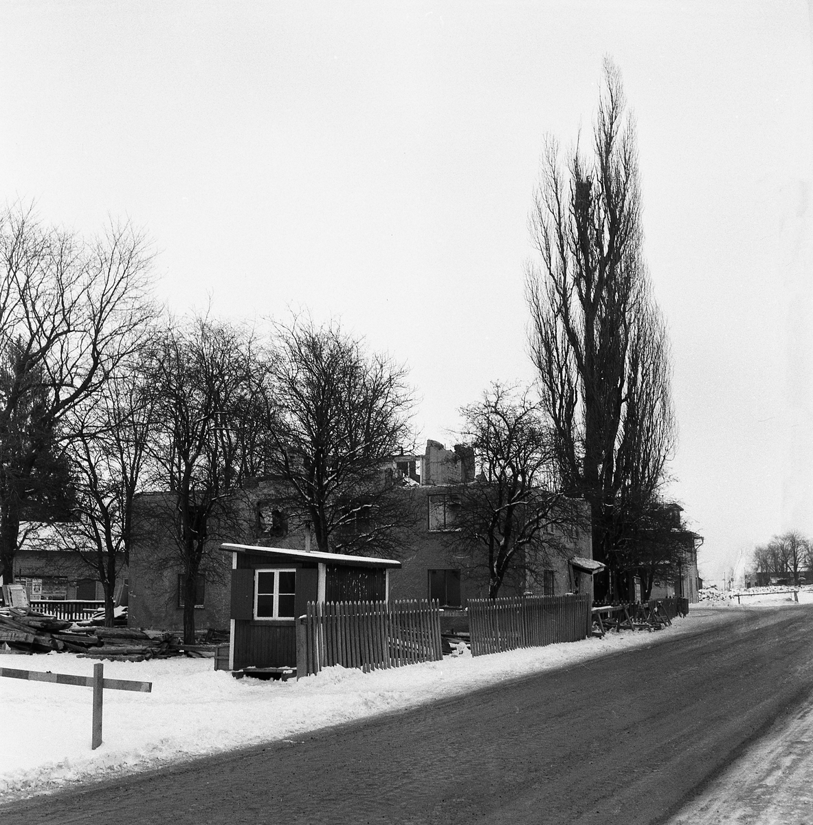 Serie bilder från rivningen av det gamla postkontoret i Tannefors. Det stod nära korsningen av Nya och Gamla Tanneforsvägen. Notera gärna Ringhemskiosken i gatuhörnet.
