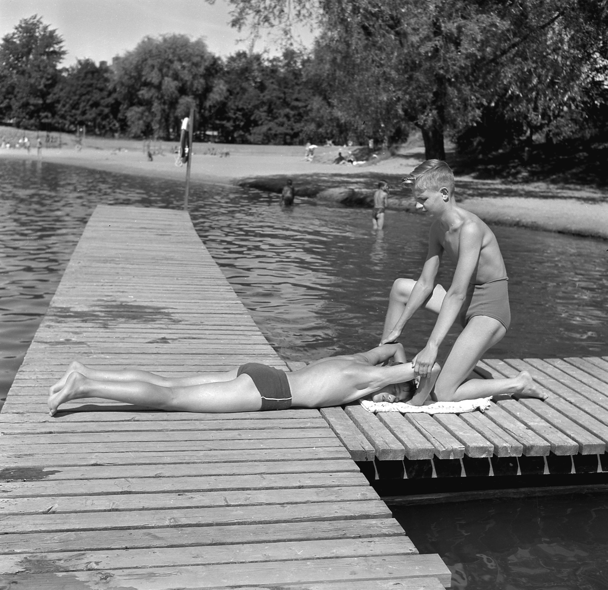 Livräddningssällskapet håller övningar i sina tre huvudsakliga områden; simkunnighet, livräddning och säkerhet. Tinnerbäcksbadet i Linköping 1955.