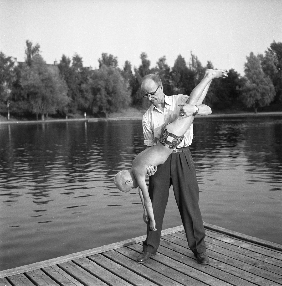 Livräddningssällskapet håller övningar i sina tre huvudsakliga områden; simkunnighet, livräddning och säkerhet. Tinnerbäcksbadet i Linköping 1955.