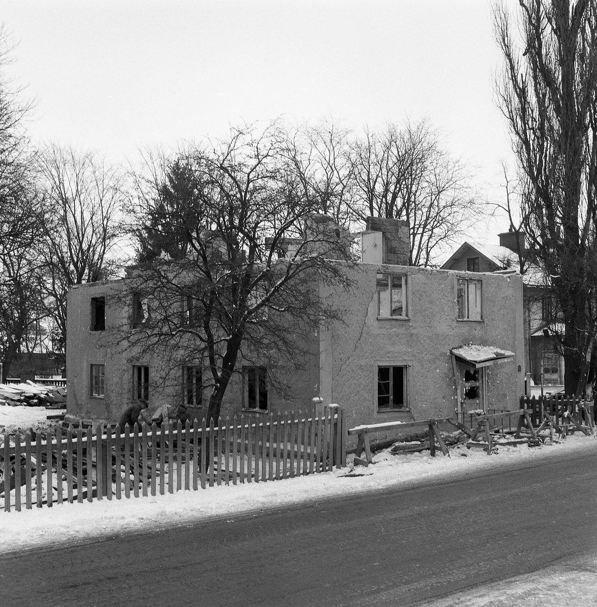 Serie bilder från rivningen av det gamla postkontoret i Tannefors. Det stod nära korsningen av Nya och Gamla Tanneforsvägen. Notera gärna Ringhemskiosken i gatuhörnet.