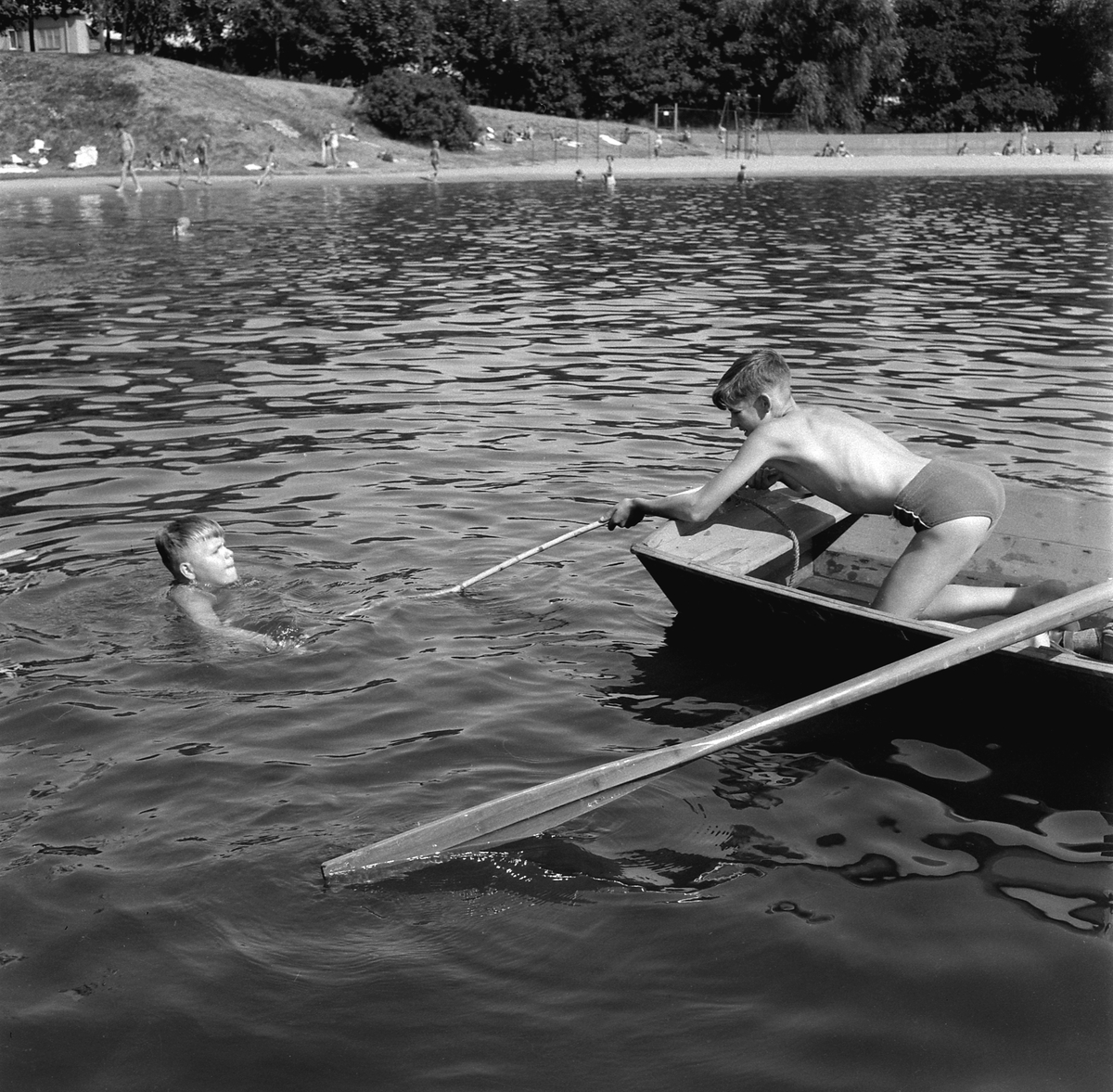 Livräddningssällskapet håller övningar i sina tre huvudsakliga områden; simkunnighet, livräddning och säkerhet. Tinnerbäcksbadet i Linköping 1955.