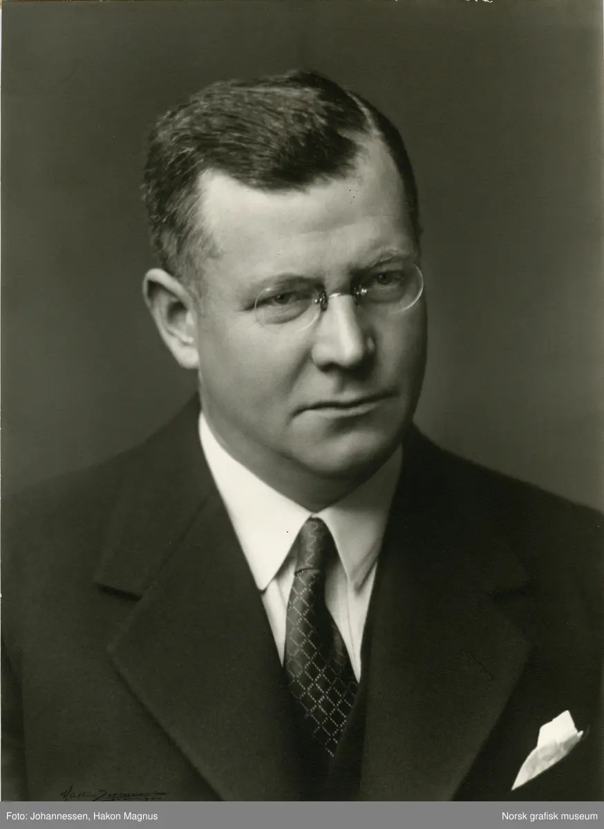 Atelierportrett av Hans Gabriel Buchholm Sundt Hansen, signert av fotografen.