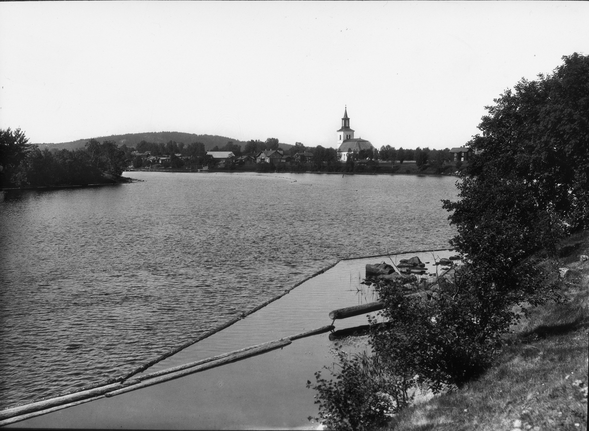 Diapostiv, fönsterbild med motiv av sommarlandskap, från Dala-Floda. Vy över sjö med Floda kyrka i bakgrunden.