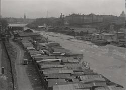 Klara sjö sedd från S:t Eriksbron med upplagda småbåtar på k