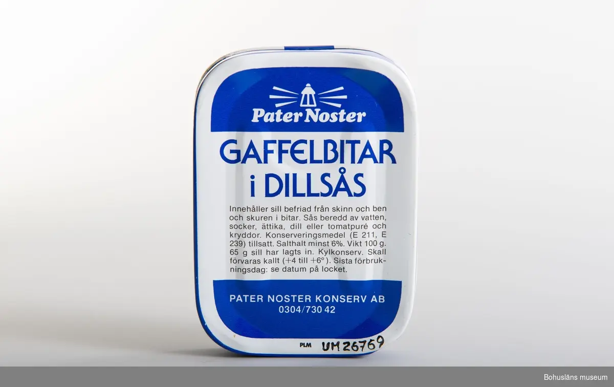 Rektangulär burk att öppna med dragring. Dekor tryck på plåten i vitt och blått 
och med sill på äggskivor samt salladsblad. 
Text: "Gaffelbitar i dillsås. Pater Noster" plus logotyp. 
På baksidan samma text samt innehållsdeklaration.

Om givaren se UM026667