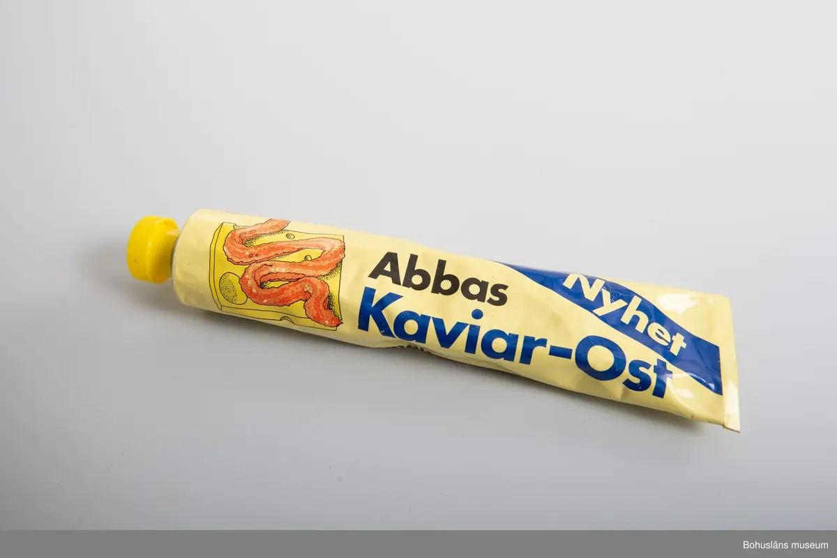 471 Tillverkningstid 1970-1990
410 Mått/Vikt !L 19,5 B 5,5 CM
371 Levnadsår *SWE
106 OCM *255,348
594 Landskap BOHUSLÄN
503 Kön MAN
394 Landskap BOHUSLÄN
601 Alumimiumtub med gul plasthatt Text:"NYHET. Abbas Kaviar - Ost"
602 Tubens baksida   innehållsdeklaration  ock prismärkningskod
603 Om givaren se UM 26667