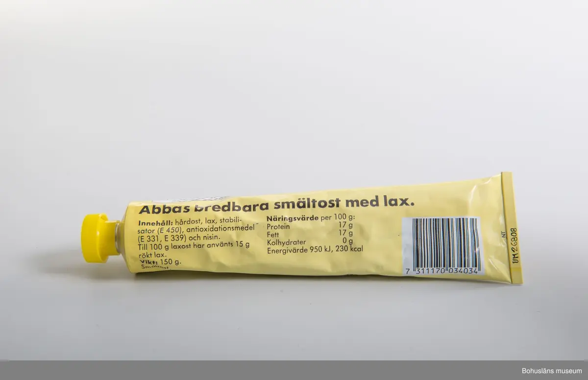 471 Tillverkningstid 1975-1985
410 Mått/Vikt !L 21, B 5,5CM
106 OCM *255,348
594 Landskap BOHUSLÄN
503 Kön MAN
394 Landskap BOHUSLÄN
601 Tub med tryckt dekor i gult,rosa,vitt och svart. Gjutet,gult skruvlock
603 Text;"ABBAS Lax-Ost. Nyhet."På baksidan innehållsförteckning
604 samt streckkod för prismärkning. Identisk med  UM 26816
605 Om givaren se UM 26667