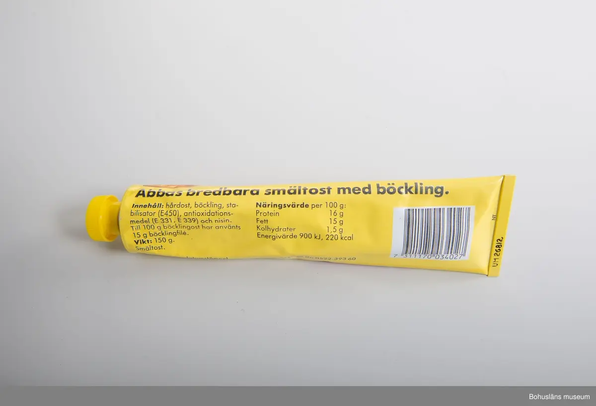 471 Tillverkningstid 1970-1990
410 Mått/Vikt !L 21,5 , B 8 CM
106 OCM *255,348
594 Landskap BOHUSLÄN
503 Kön MAN
394 Landskap BOHUSLÄN
601 Dekor tyckt på metallen och med röd plasthatt gult och blått
602 Text:"Kalles kaviar ekonomitub 300 g. Mildrökt Räcker till många
603 mackor å baksidan "Abbas Kalles kaviar" samt prismärkningskod
604 Om givaren se UM 266667