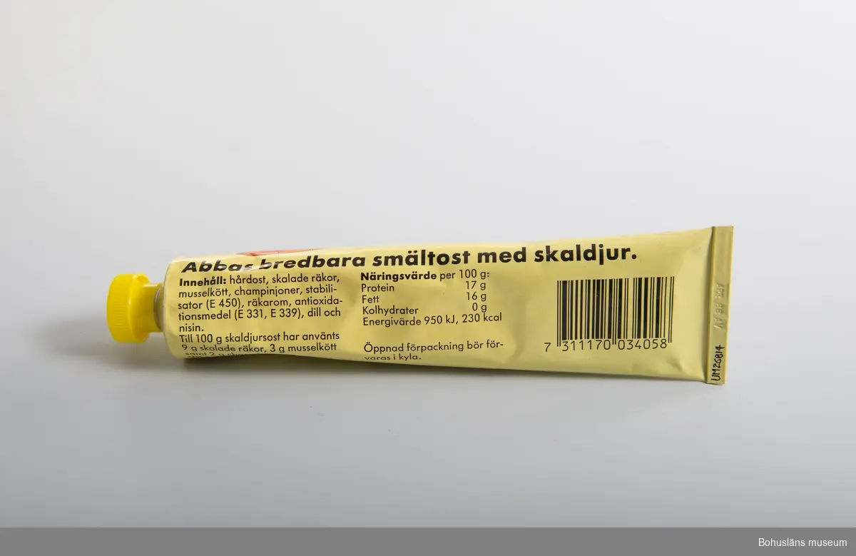 471 Tillverkningstid 1970-1990
410 Mått/Vikt !L 20,5, B 5,5 CM
106 OCM *255,348
594 Landskap BOHUSLÄN
503 Kön MAN
394 Landskap BOHUSLÄN
601 tryckt dekor i gult, bruntrött. svart. Gjuten gul plasthatt.
602 Text:"Abbas Skaldjur4s-Ost. Smak av havets läckerheter"
603 På  baksidan innehållsdeklaration och prismärkningskod
604 Om givaren se UM 26667