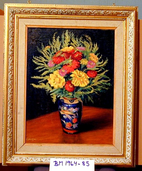 Blomster i sterke farger i dekorert, blå porselenskrukke.