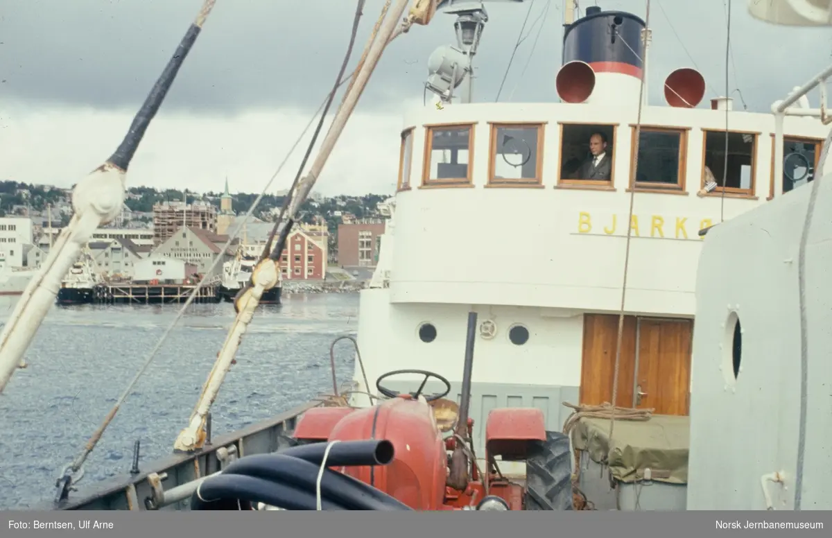 Ombord i M/S Bjarkøy II idet den legger ut fra Tromsø til Harstad