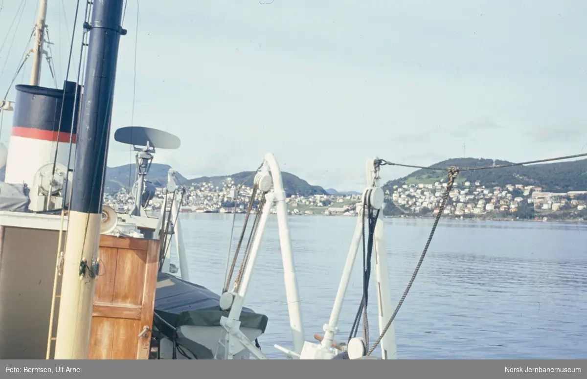 Ombord i M/S Bjarkøy II i rute fra Tromsø, her ved innseilingen til Harstad