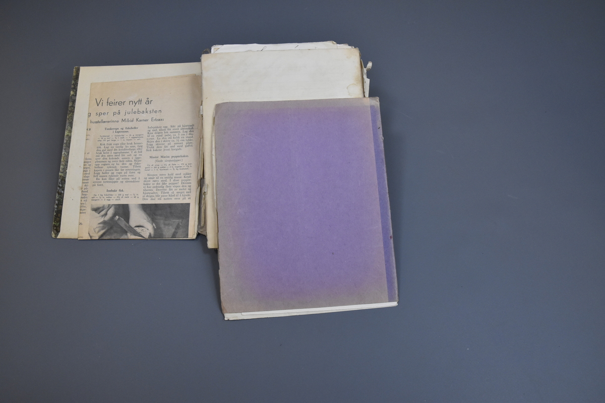 Håndskrevet "Opskrifts-bok for Elisabeth Westerbø". Inneholder i tillegg til selve boka mange løse innlegg med håndsskrevne lapper, avisklipp m.m. med flere oppskrifter.