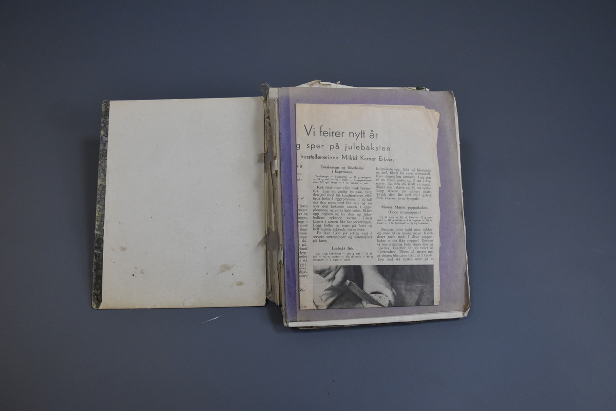 Håndskrevet "Opskrifts-bok for Elisabeth Westerbø". Inneholder i tillegg til selve boka mange løse innlegg med håndsskrevne lapper, avisklipp m.m. med flere oppskrifter.