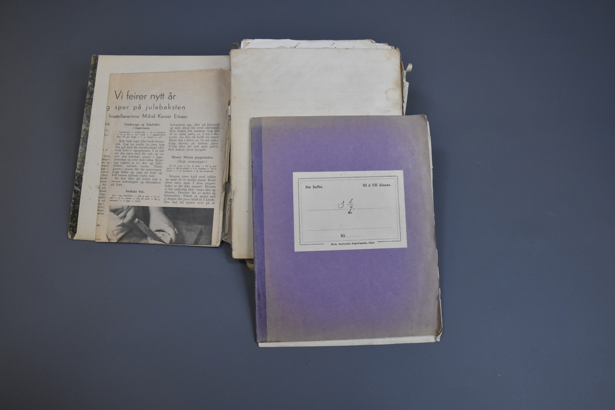 Håndskrevet "Opskrifts-bok for Elisabeth Westerbø". Inneholder i tillegg til selve boka mange løse innlegg med håndsskrevne lapper, avisklipp m.m. med flere oppskrifter.