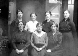 Gruppeportrett av ukjente kvinner. Familie? Kvinnelag?