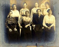 Gruppeportrett av ukjente kvinner. Kanskje kvinnelag?