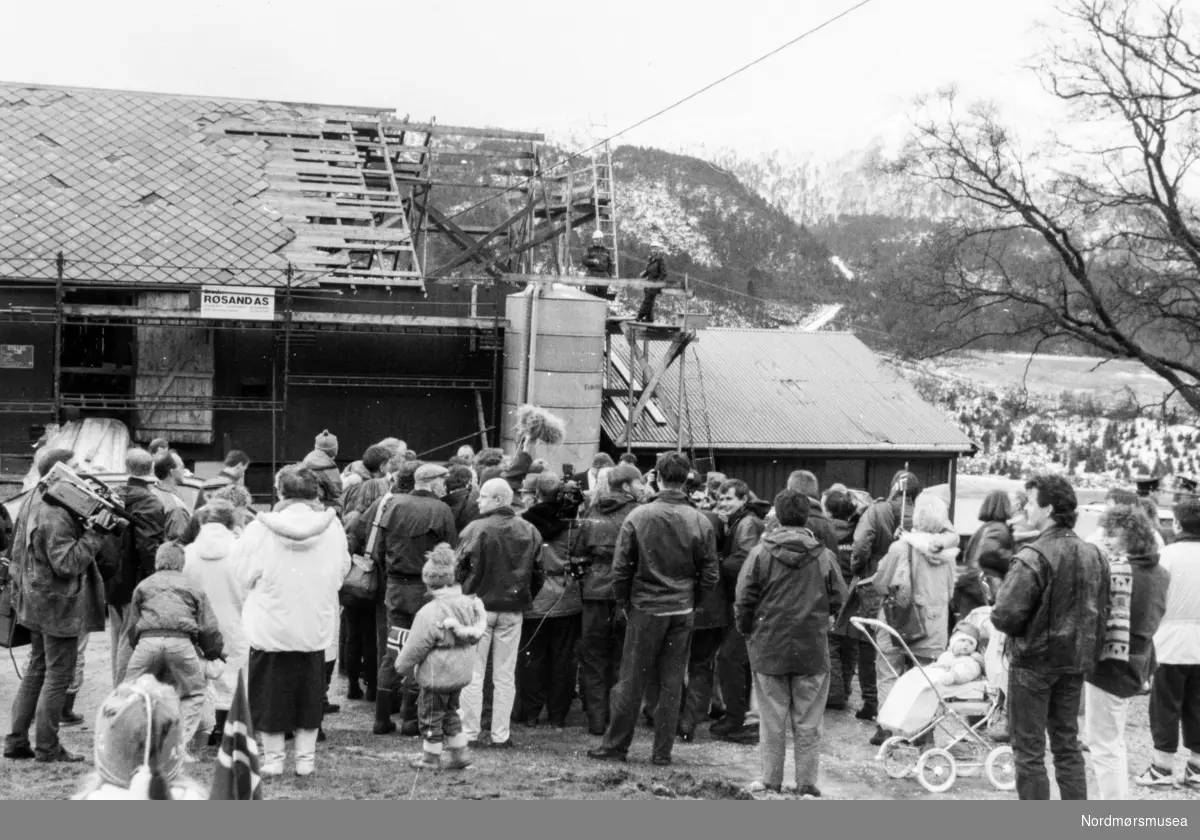 Foto etter nyttårsorkanen 1. januar 1992. Fra Kongebesøket.. Annen informasjon mangler. Bildet er fra avisa Tidens Krav sitt arkiv i tidsrommet 1970-1994.