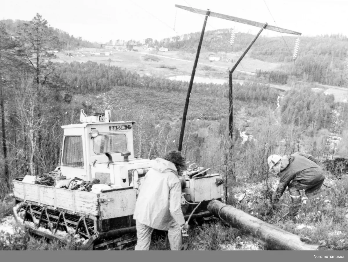 Foto etter nyttårsorkanen 1. januar 1992. Orkanskader. Annen informasjon mangler. Bildet er fra avisa Tidens Krav sitt arkiv i tidsrommet 1970-1994.