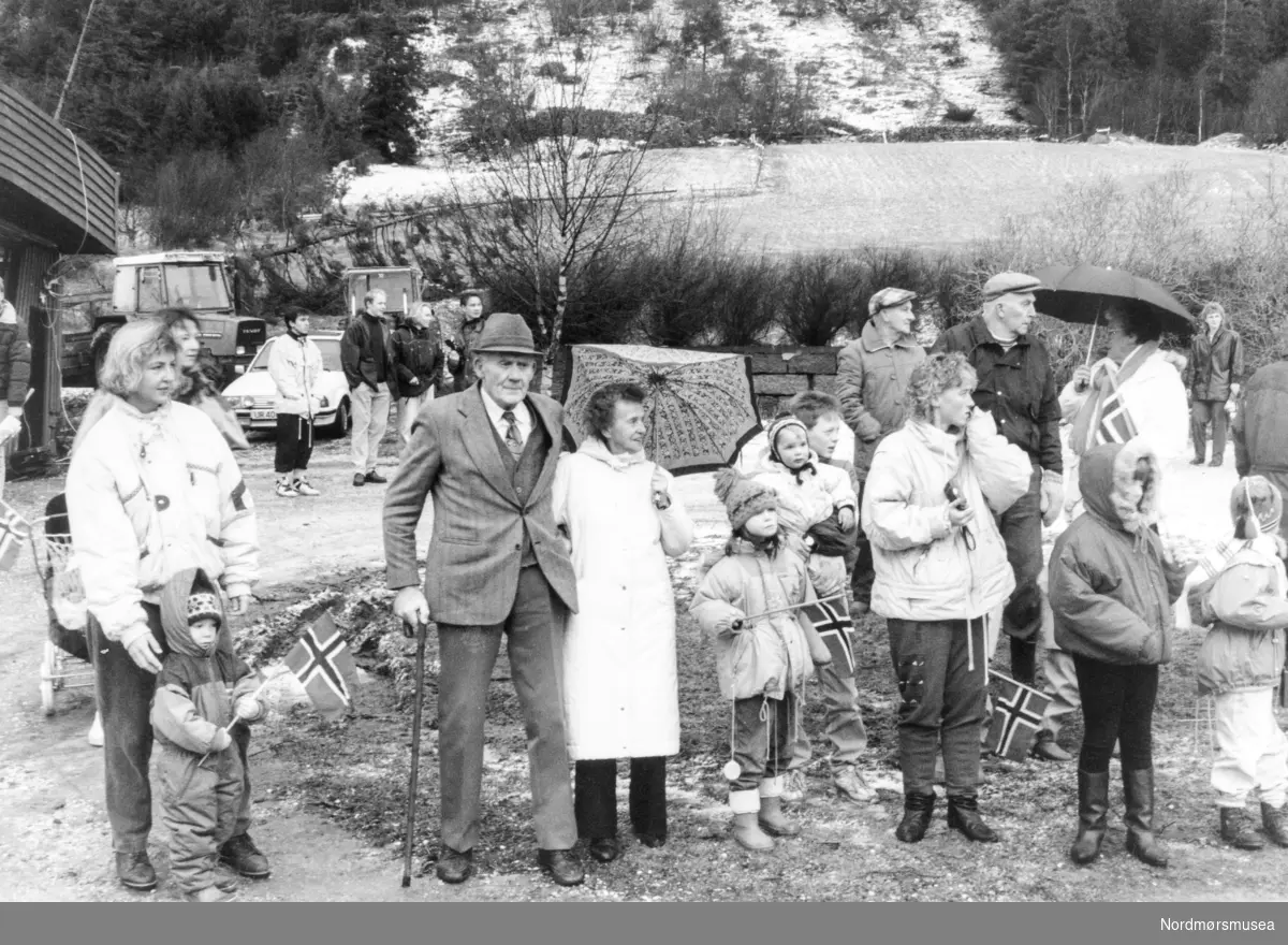 Foto etter nyttårsorkanen 1. januar 1992. Kongebesøket. Annen informasjon mangler. Bildet er fra avisa Tidens Krav sitt arkiv i tidsrommet 1970-1994.