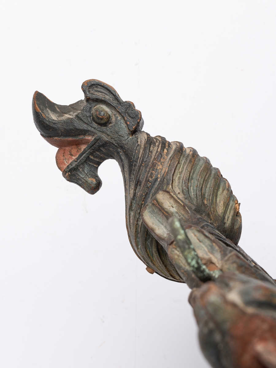 akantusranker og dragehode