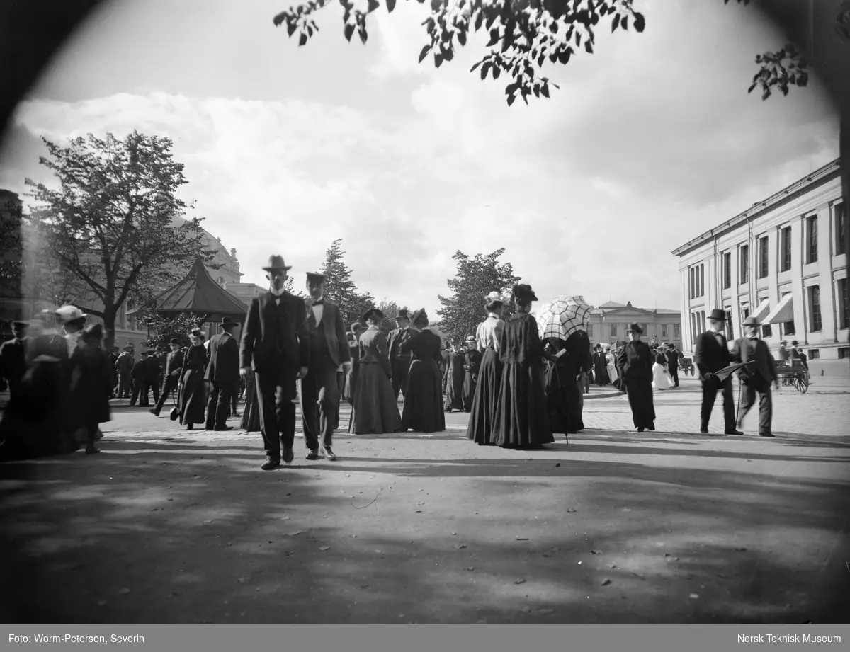 Universitetet, flanering på Karl Johan