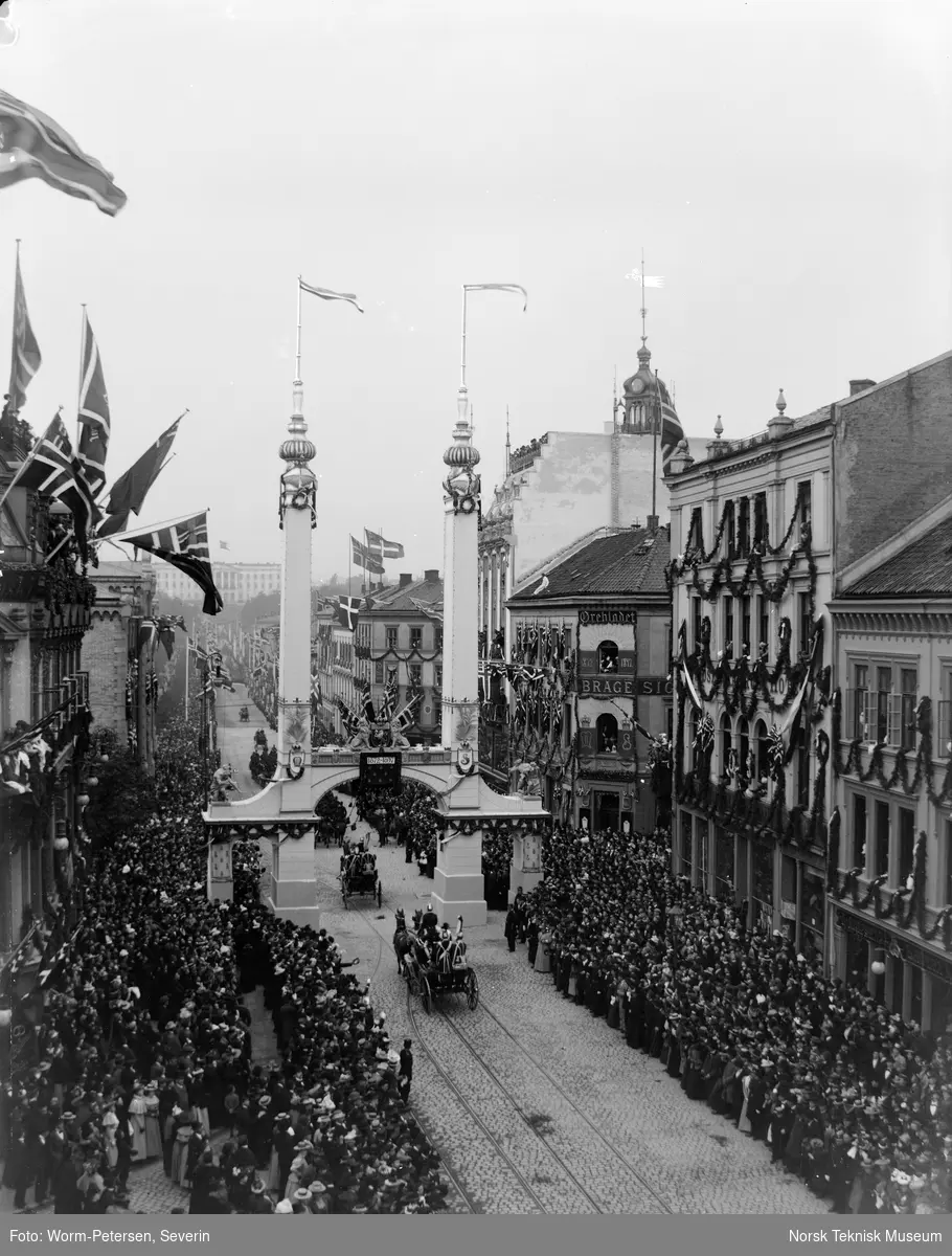 Oscar IIs kongejubileum 1897, kronprinsparets vogn foran æresporten