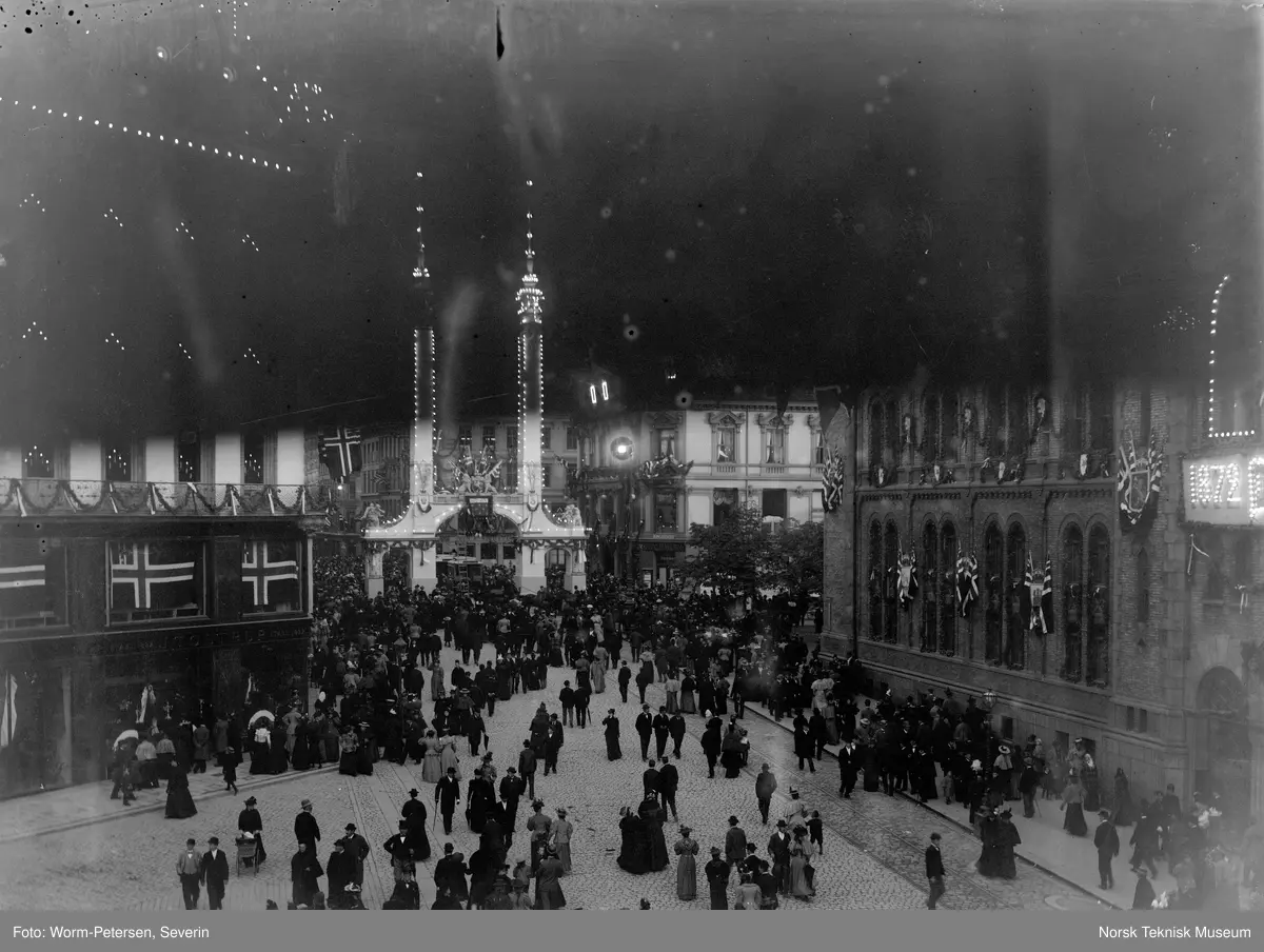 Oscar IIs kongejubileum 1897, Æresporten i elektrisk lys.
