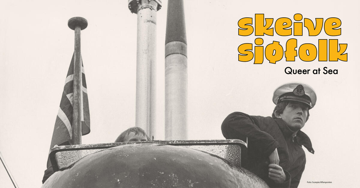 Sort hvitt foto av en sjømann som står til høyre i bildet. Han står på et skip. Til venstre ser vi det norske flagget