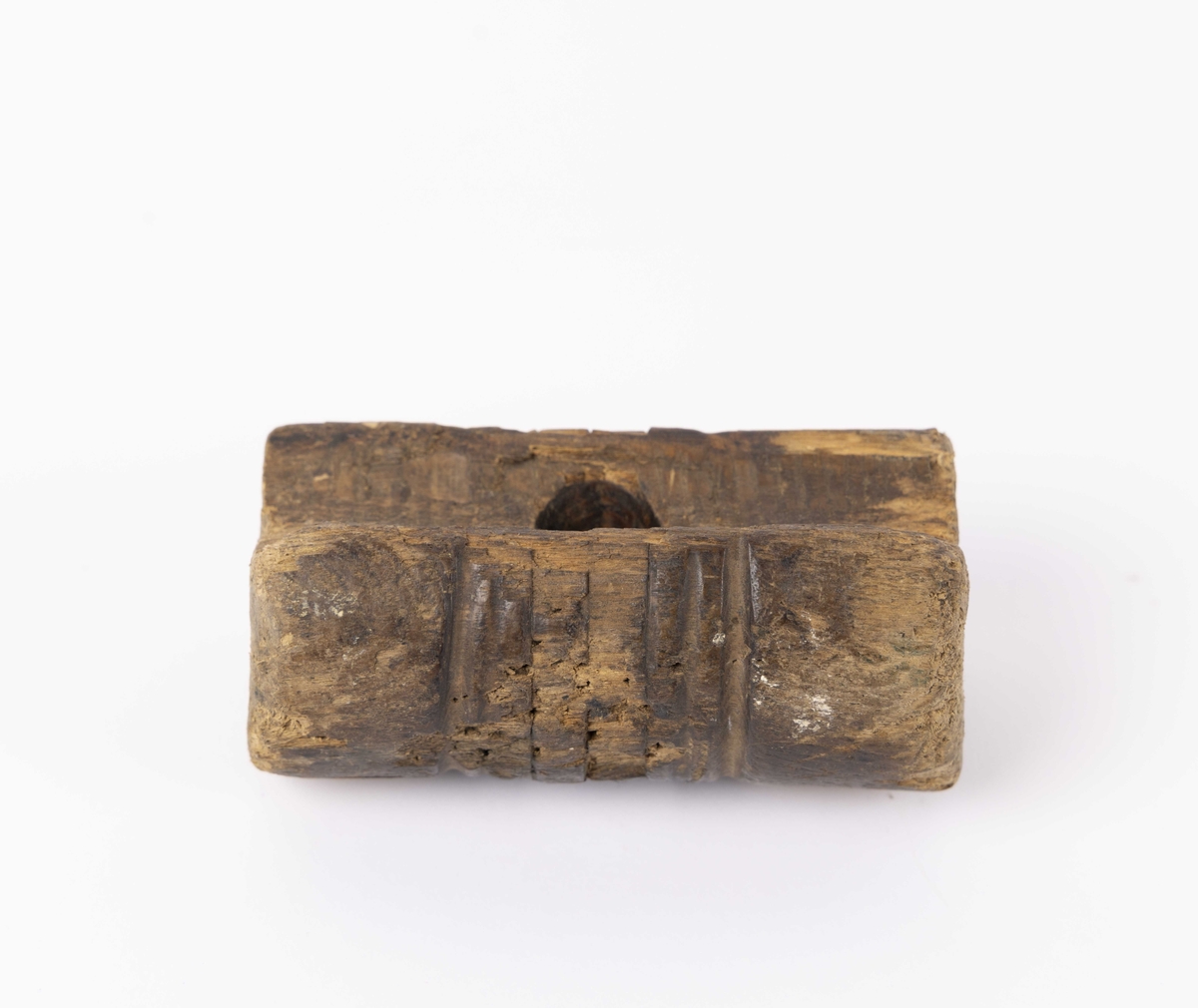 Klekylle. Lett håndredskap i tre med skaft og hode. Dreide riller på hodet hvor tauverk skal gå. Hull i senter til skaft som mangler.